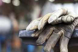 ۹۰ درصد بخش خدمات در کرونا تعطیل شد/ وجود ۷ میلیون شغل غیررسمی در کشور
