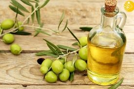 ۹ خاصیت شگفت انگیز روغن زیتون برای پوست، مو و ناخن‌ها