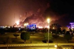 آتش‌سوزی شبانه در ارتفاعات پارک ملی بمو فارس