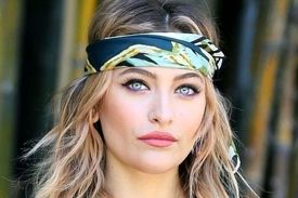 بازی دختر مایکل جکسون در نقش حضرت عیسی جنجال آفرین شد + عکس