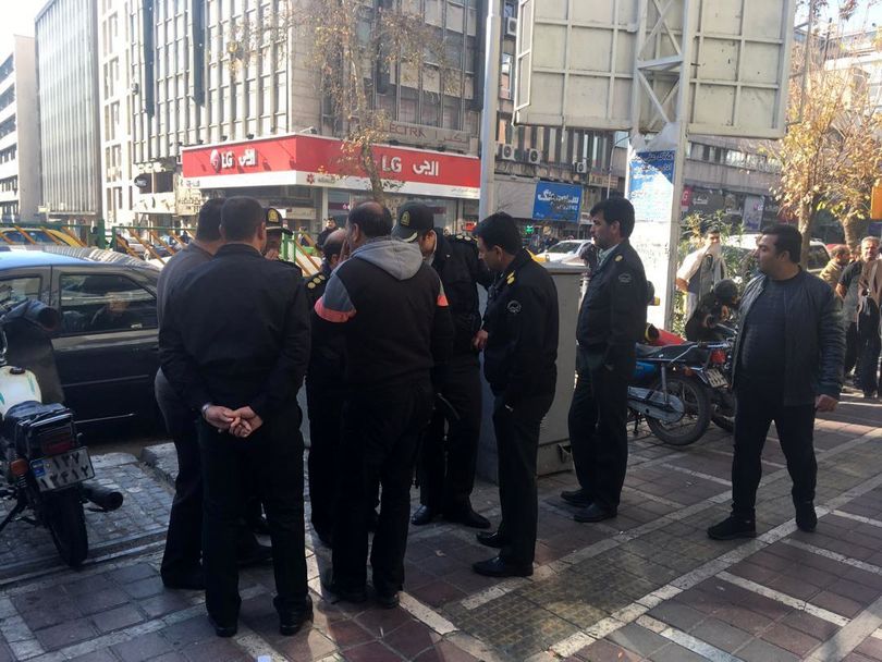 درگیری پلیس تهران با سارقان مسلح در خیابان جمهوری + عکس
