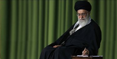 رهبر انقلاب: گذشت زمان هرگز نخواهد توانست یاد ارجمند شهیدان عزیز را از خاطر ملت ایران بزداید
