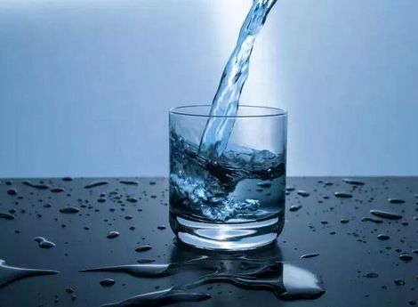 بستری شدن مرد انگلیسی که برای فرار از کرونا روزی ۵ لیتر آب می نوشید
