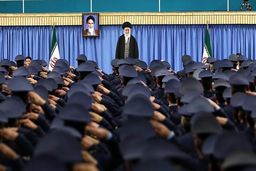 عکس دیدار فرماندهان وکارکنان نیروی هوایی ارتش با فرمانده کل قوا