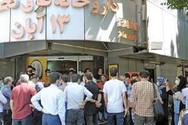 دلیل صف‌های طولانی در داروخانه‌های بزرگ تهران/ داروی ۸۰۰ هزار تومانی بالای ۱۵ میلیون تومان ‌فروخته می‌شود