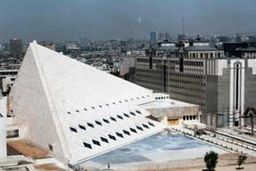 تجمع مردان خواستار کاهش میزان مهریه مقابل مجلس
