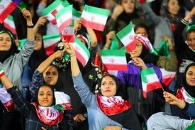 رئیس مجمع عمومی جامعه مدرسین حوزه علمیه: جلوی ورود زنان به ورزشگاه را بگیرید
