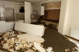 تانکر حامل بنزین دراصفهان دچارحادثه شد/تخریب دیوار هنگام بتن ریزی