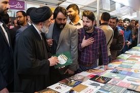 رئیس جمهور سرزده از نمایشگاه کتاب بازدید کرد