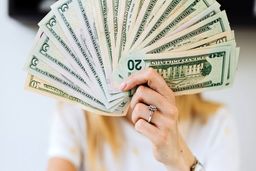 دلار و یورو چند؟