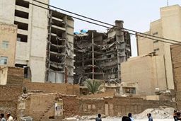 ریزش ناگهانی ساختمان ۱۰ طبقه متروپل در آبادان