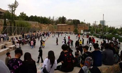 مدتی گیر دادن به مو و ابروی پسران و دختران را رها کنید