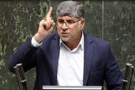 حیدری، نایب‌رئیس کمیسیون امنیت ملی مجلس: نماینده‌ای که هنوز به مجلس نیامده و درباره بمب هسته‌ای اظهار‌نظر می‌کند، نماینده نیست./ اگر مقام معظم رهبری اجازه دهند دانشمندان ما بمب هسته‌ای می‌سازند.