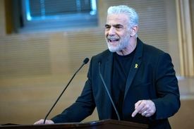 انتقاد لاپید از حمله «سازماندهی شده» نتانیاهو به رسانه‌ها