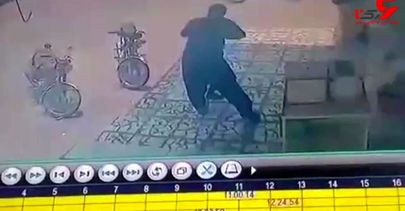 برخورد وحشیانه مامور شهرداری آبدان با کودک دستفروش افغانستانی+فیلم