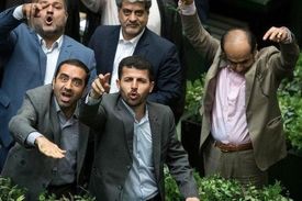 مجلس شده است محل نشستن و گلابی خوردن!