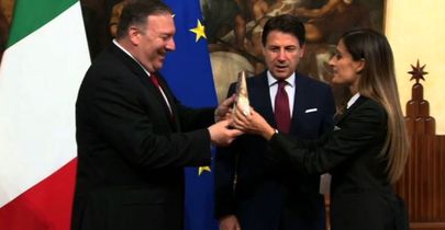خبرنگار زن با یک قالب پنیر پمپئو را سرکار گذاشت! + تصاویر