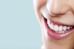 ۷ راهکار برای داشتن دندان های سفید و درخشان