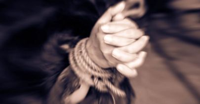انتقام‌گیری ۵۰۰ میلیونی کارگر اخراجی از مرد لوستر‌فروش