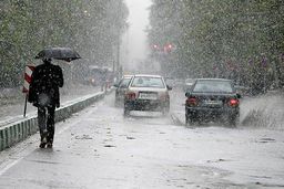 بارش برف و باران در جاده‌های کشور/ تردد با زنجیر چرخ در راه‌های ۱۱ استان