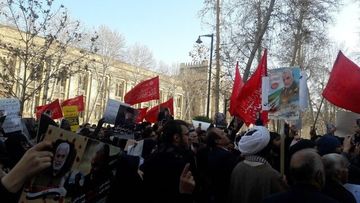 برگزاری تجمع «خودجوش» در اعتراض به سخنان ظریف مقابل وزارت خارجه
